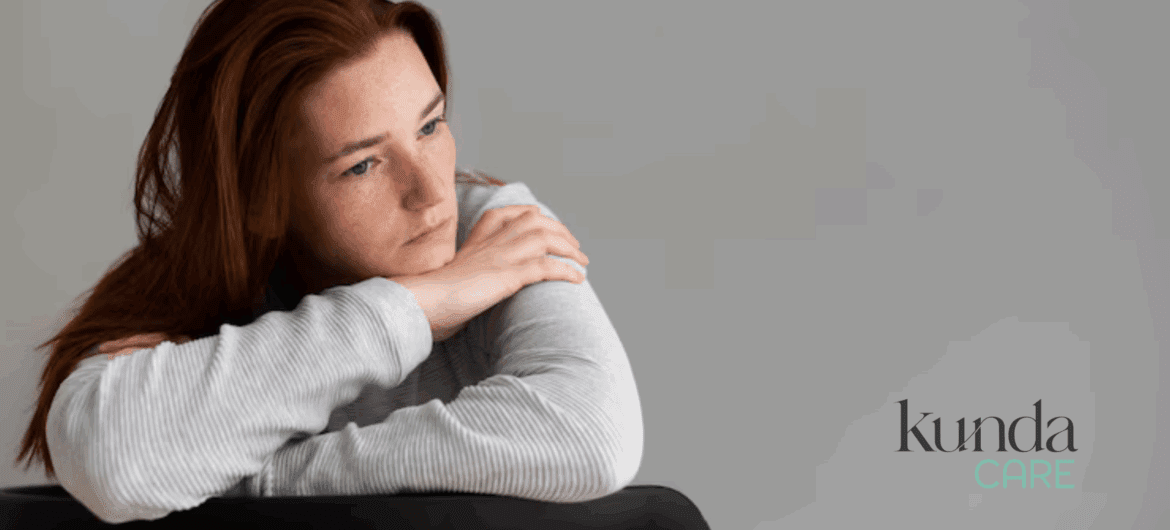 mulher triste por causa da menopausa